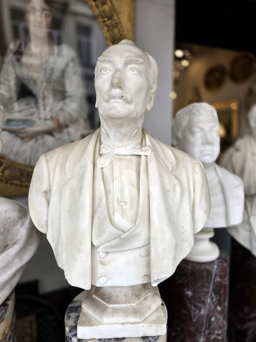 Bust of a dignitary in white marble, late 19th century