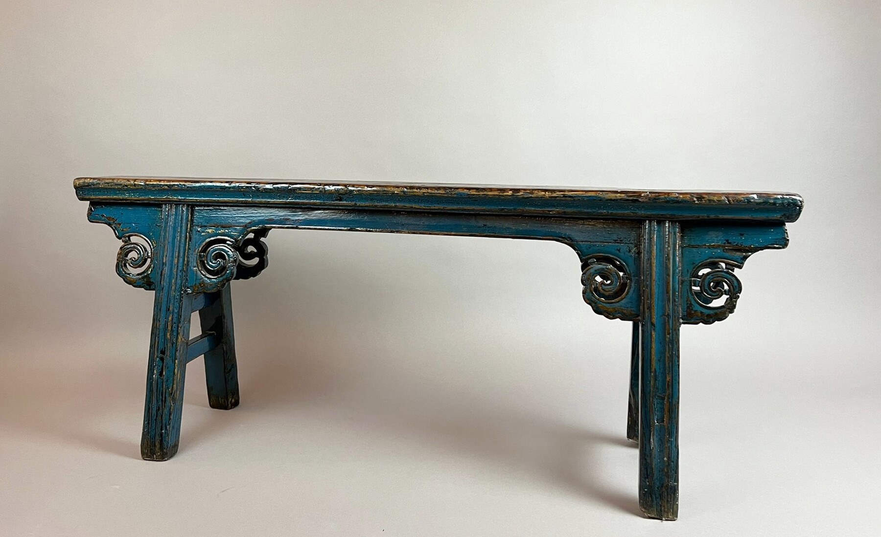 Carved and blue lacquered wood bench, late 19th early 20th century