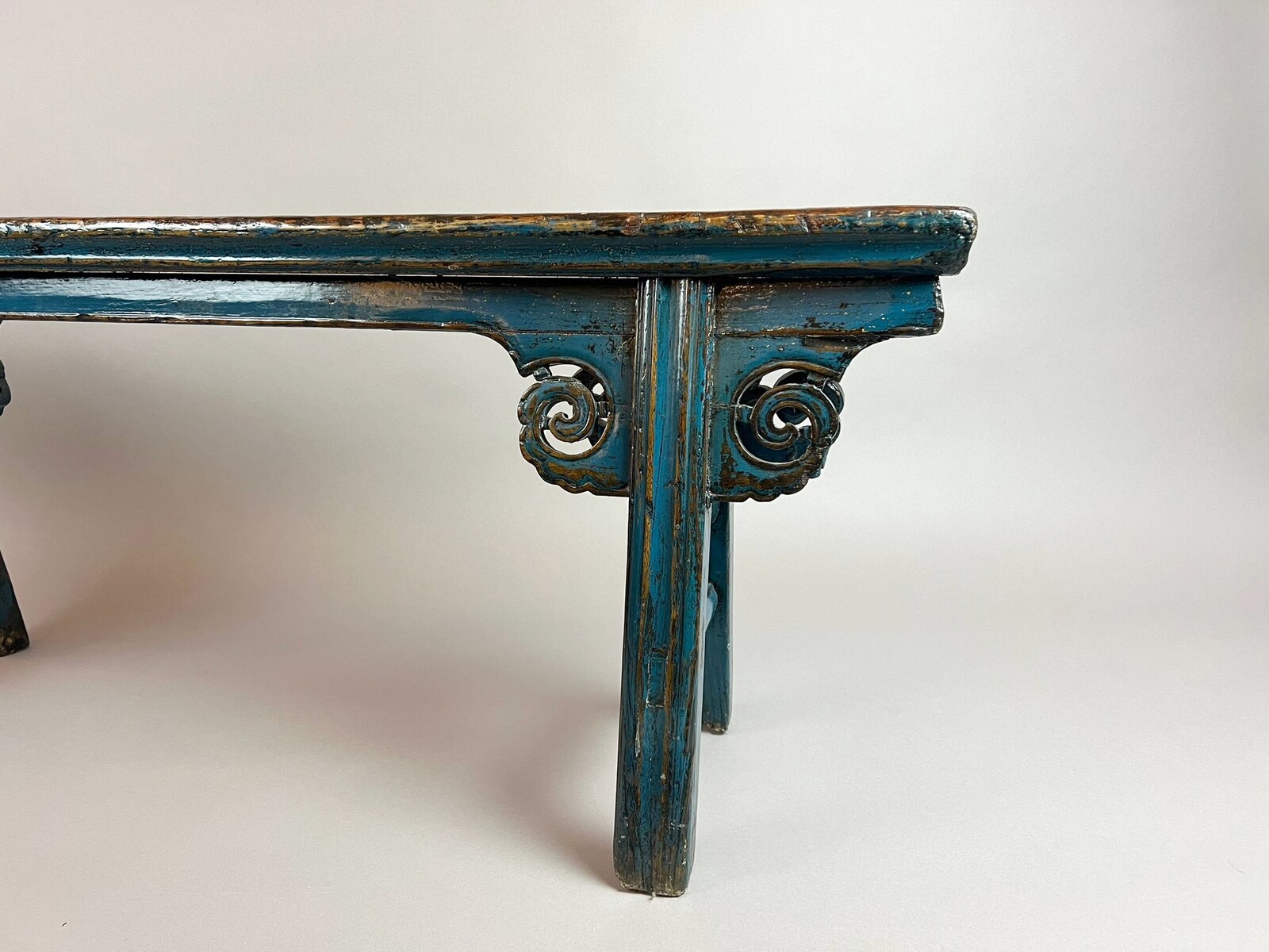 Carved and blue lacquered wood bench, late 19th early 20th century