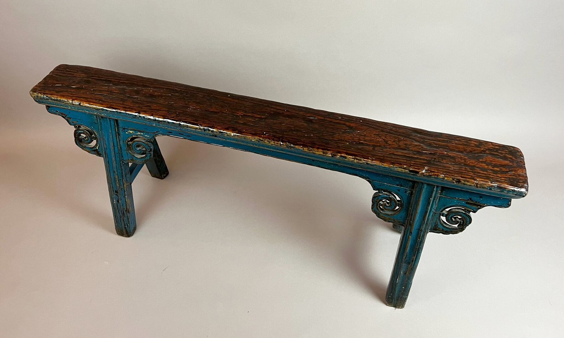 Carved and blue lacquered wood bench, late 19th early 20th century