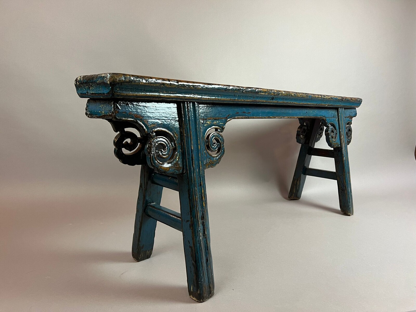 Carved and blue lacquered wood bench, late 19th early 20th century