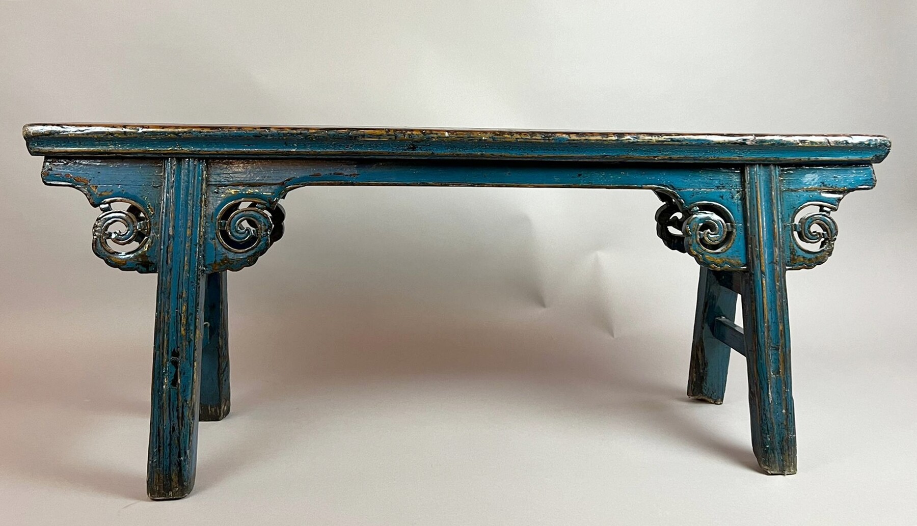 Carved and blue lacquered wood bench, late 19th early 20th century