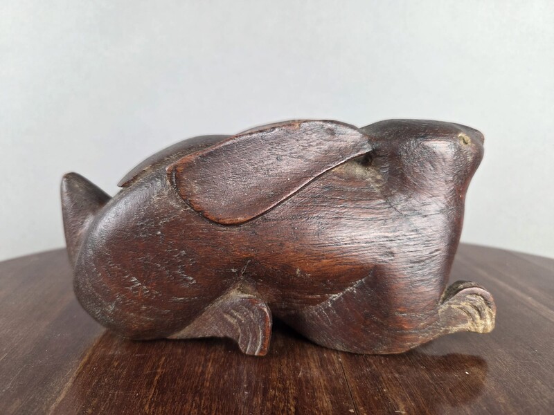 Carved wooden snuffbox depicting a rabbit, 19th century