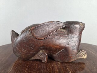 Carved wooden snuffbox depicting a rabbit, 19th century