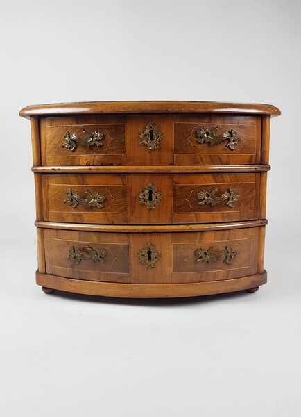 Chest of drawers in walnut veneer and mahogany burl mounted on fir, 18th