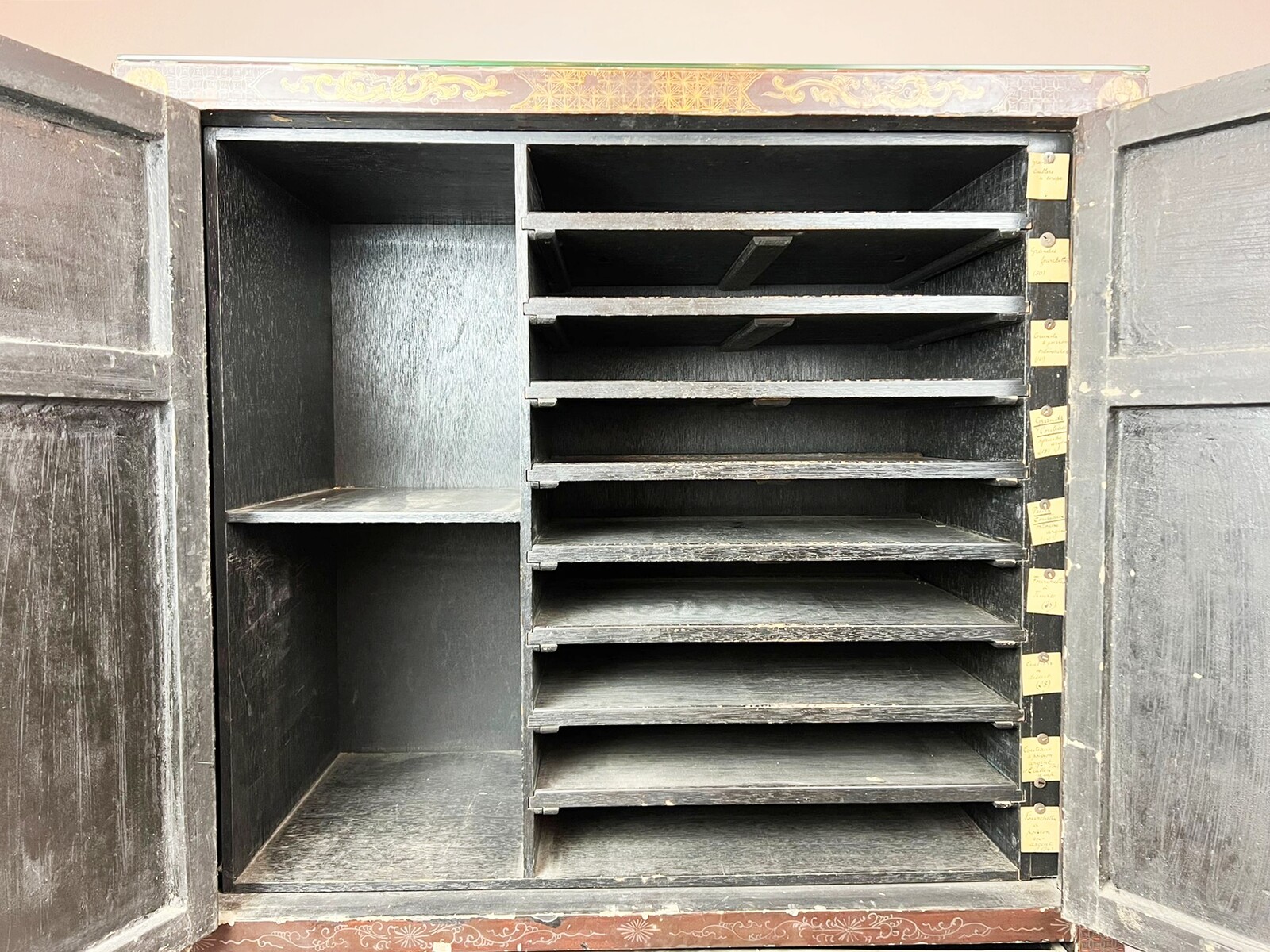 Chinese cabinet in lacquered wood, 19th century