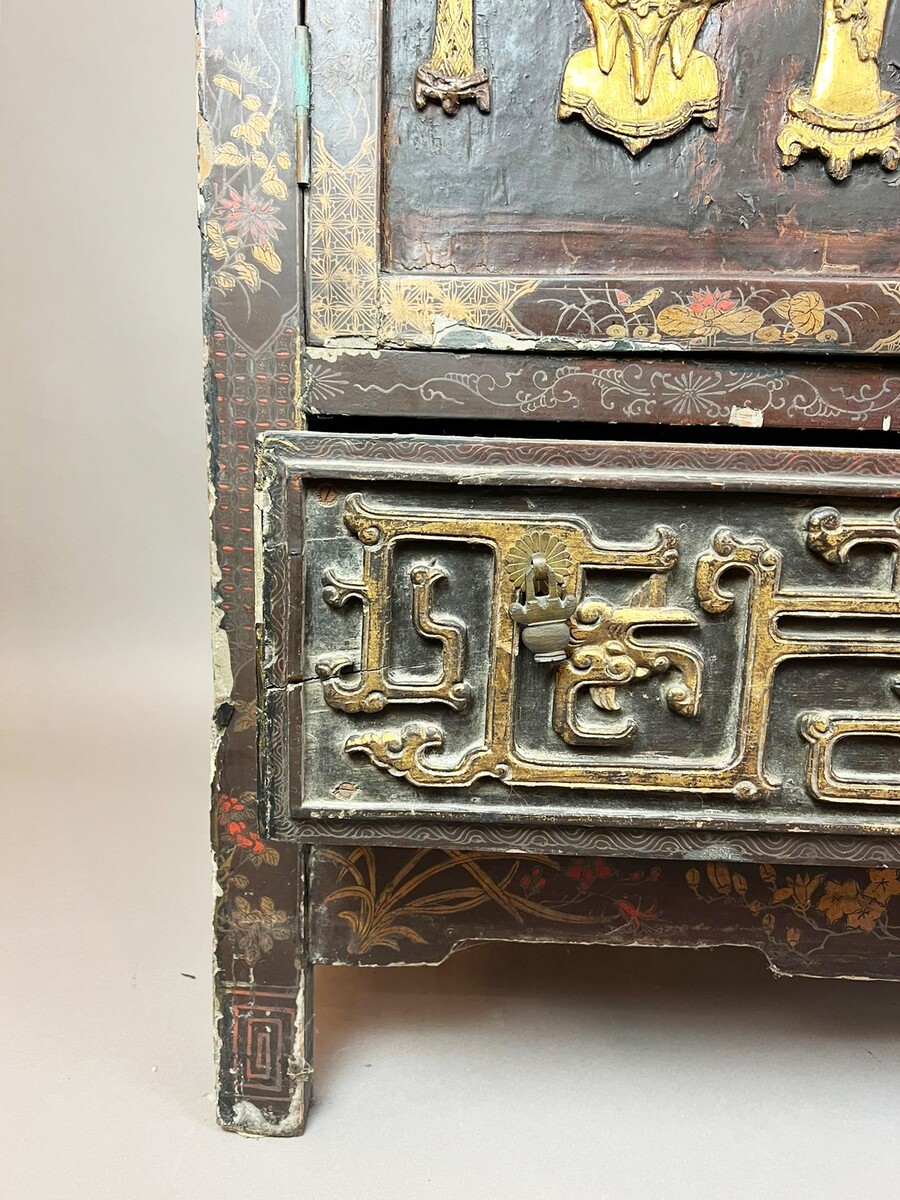 Chinese cabinet in lacquered wood, 19th century