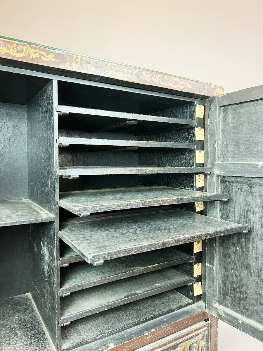 Chinese cabinet in lacquered wood, 19th century