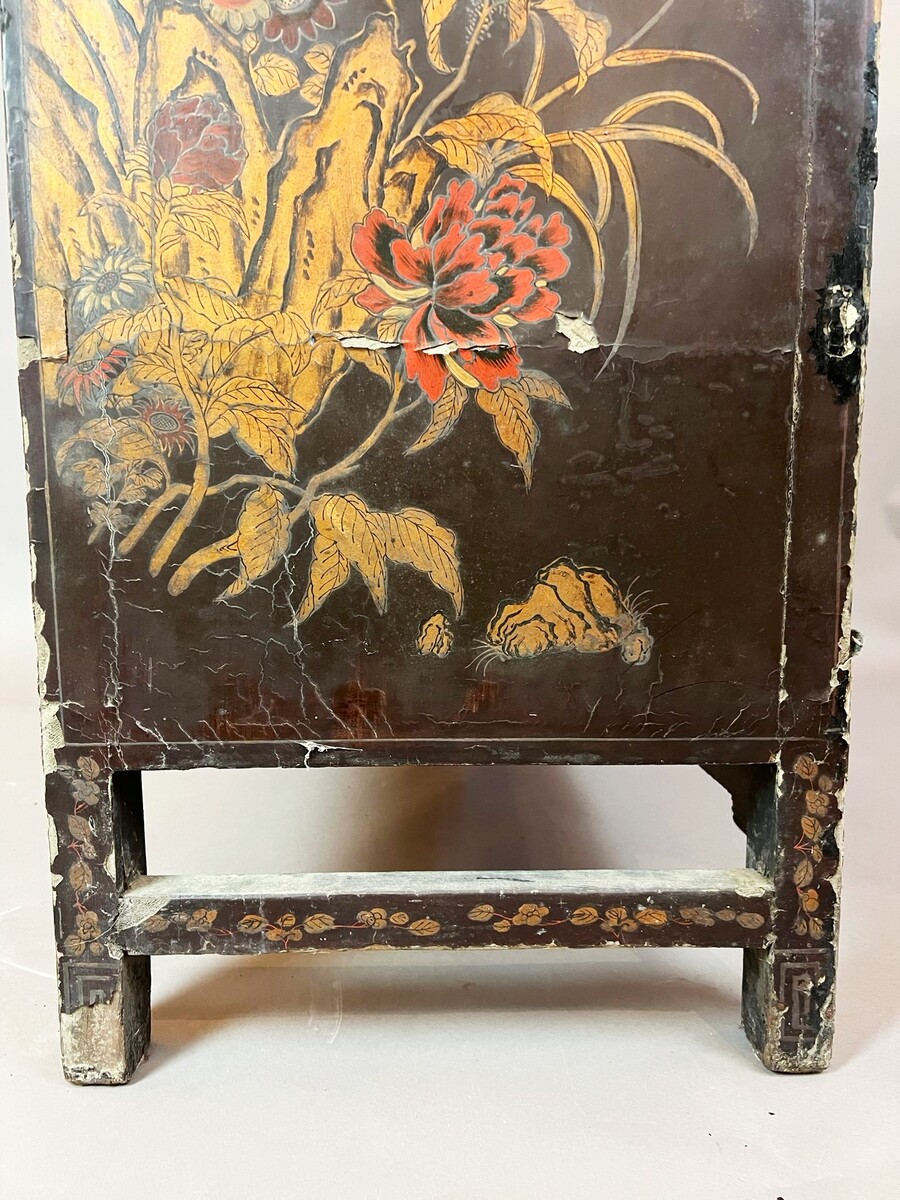 Chinese cabinet in lacquered wood, 19th century