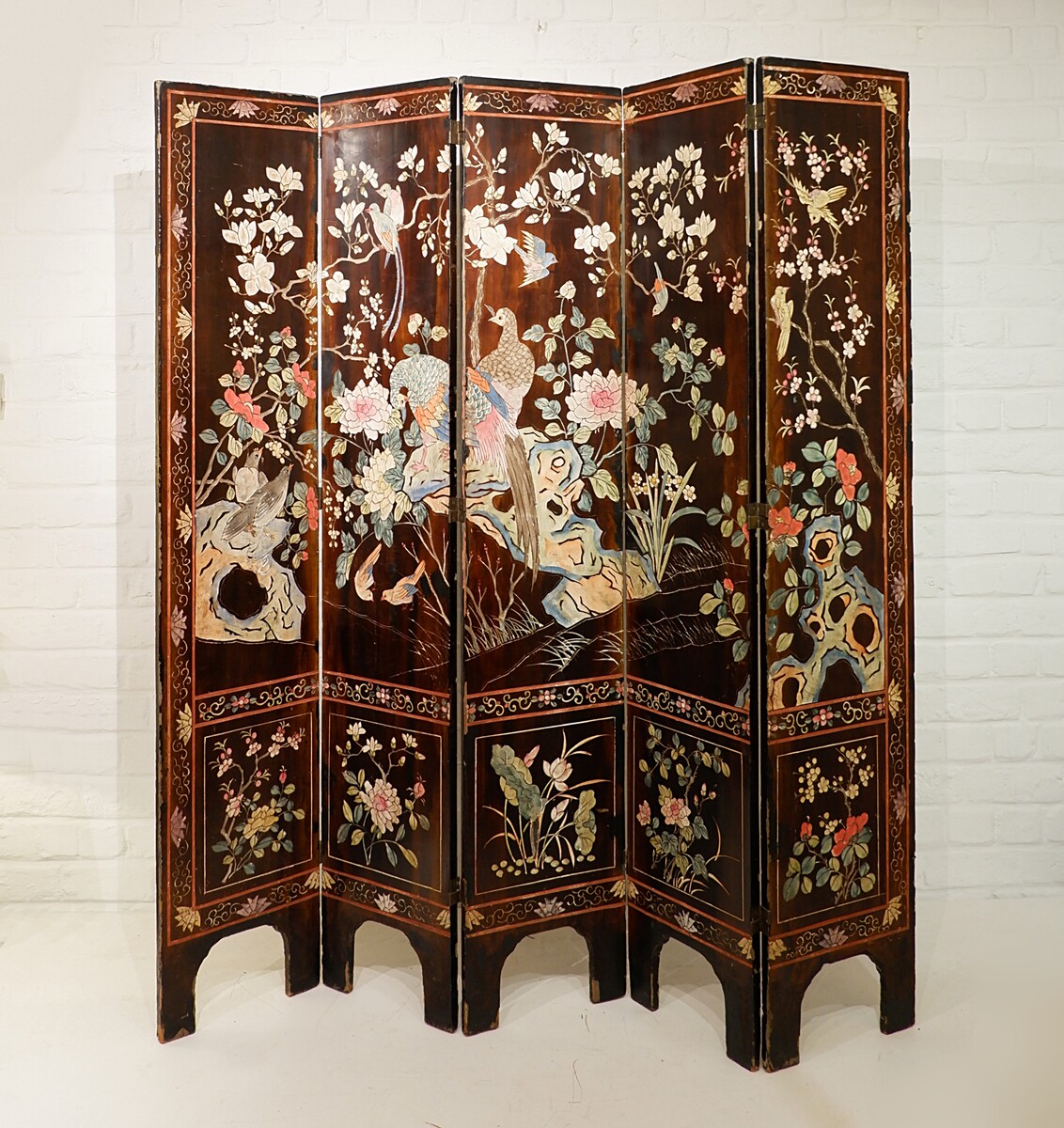 Chinese engraved and polychrome wooden screen with 5 leaves