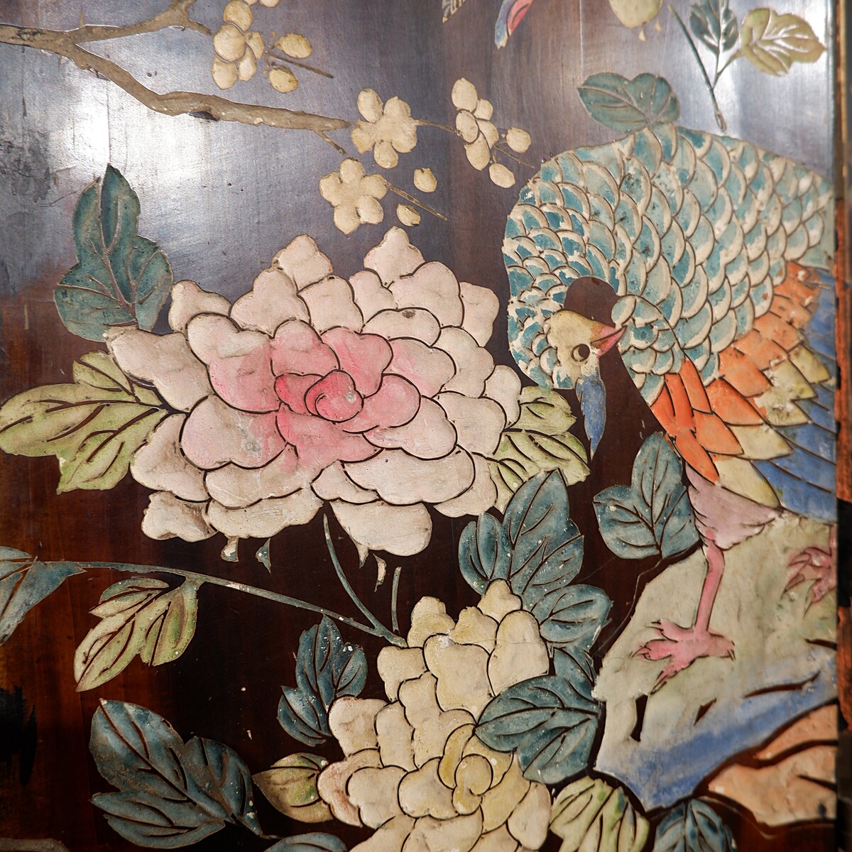 Chinese engraved and polychrome wooden screen with 5 leaves