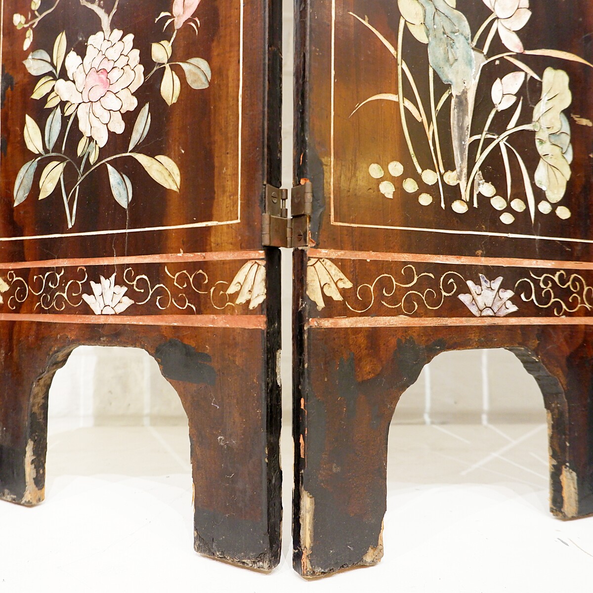 Chinese engraved and polychrome wooden screen with 5 leaves