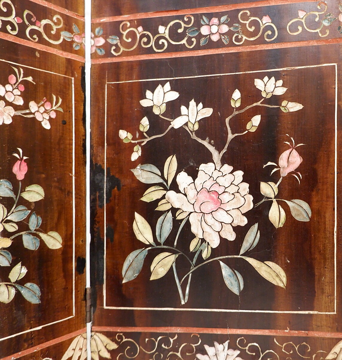 Chinese engraved and polychrome wooden screen with 5 leaves