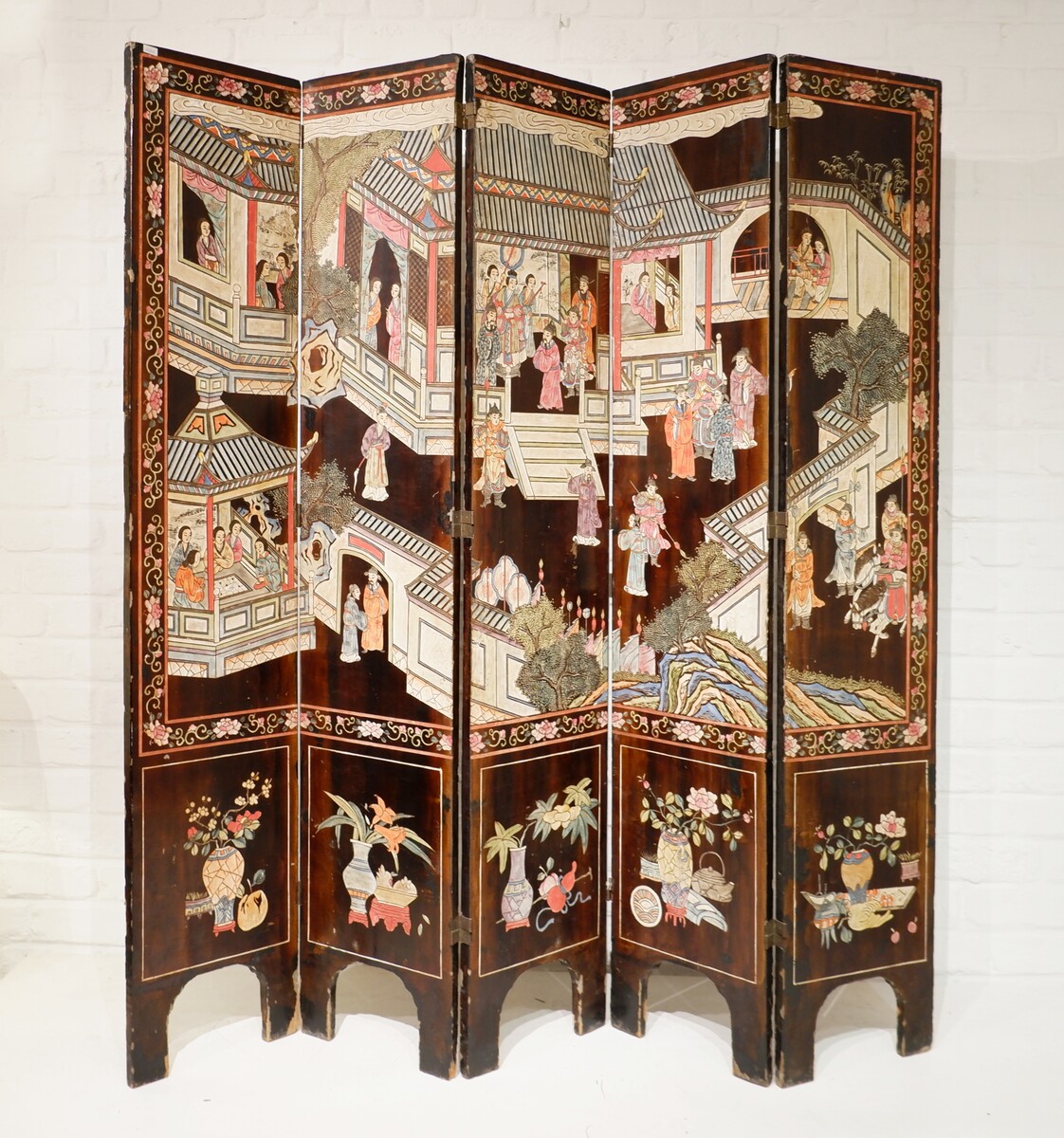 Chinese engraved and polychrome wooden screen with 5 leaves