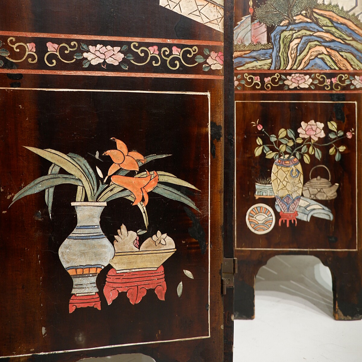 Chinese engraved and polychrome wooden screen with 5 leaves