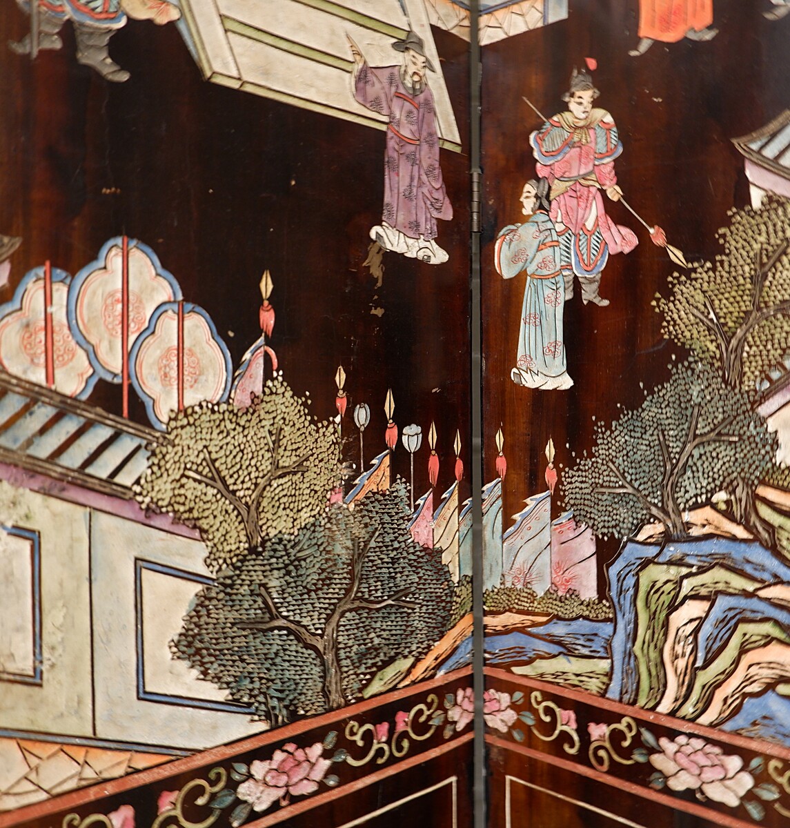 Chinese engraved and polychrome wooden screen with 5 leaves