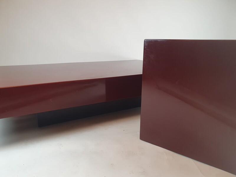 Coffee table and end of burgundy lacquered sofa - Jean Claude Mahey - circa 1970