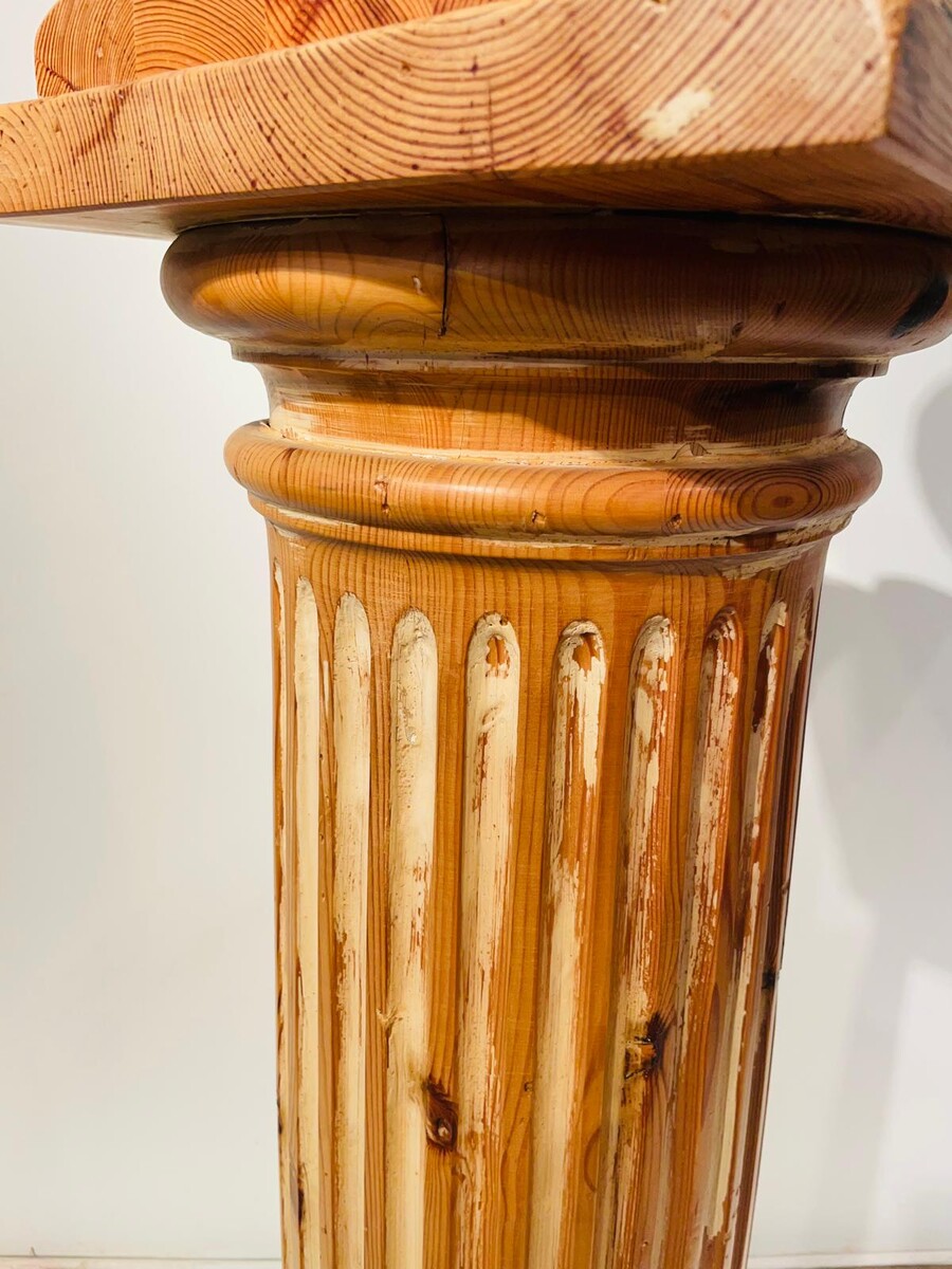 Column and its basin in pitch pine. Column height: 110 cm Basin: 44 cm, base 36 x 36 cm