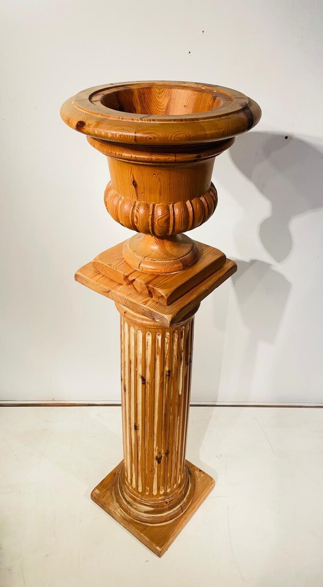 Column and its basin in pitch pine. Column height: 110 cm Basin: 44 cm, base 36 x 36 cm