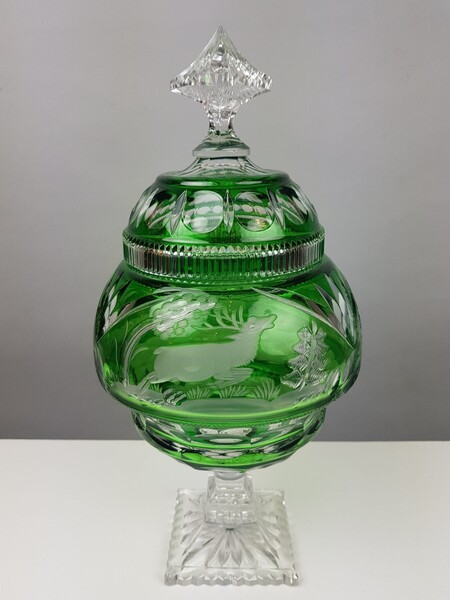 Covered vase in green lined cut crystal
