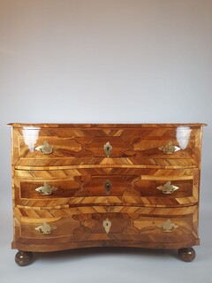 Crossbow chest of drawers in inlaid walnut, Germany 18th century