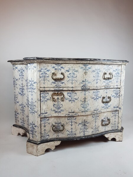 Crossbow chest of drawers in painted wood (possibility of a pair) Price per piece