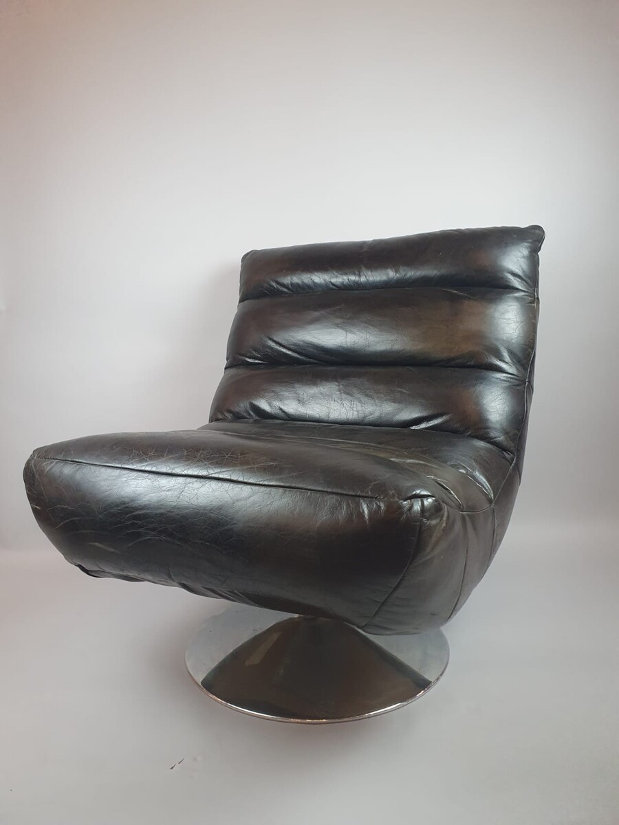 Designer armchair in leather and chrome metal, 20th century