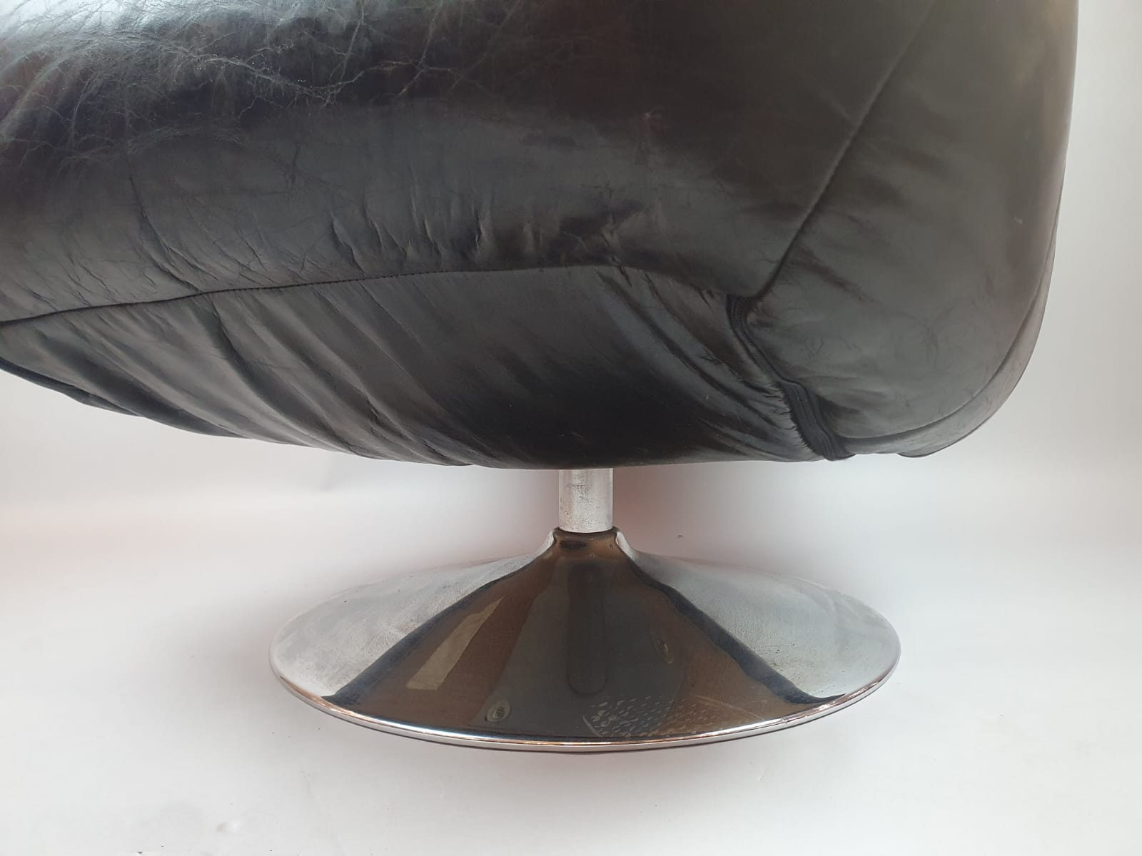 Designer armchair in leather and chrome metal, 20th century