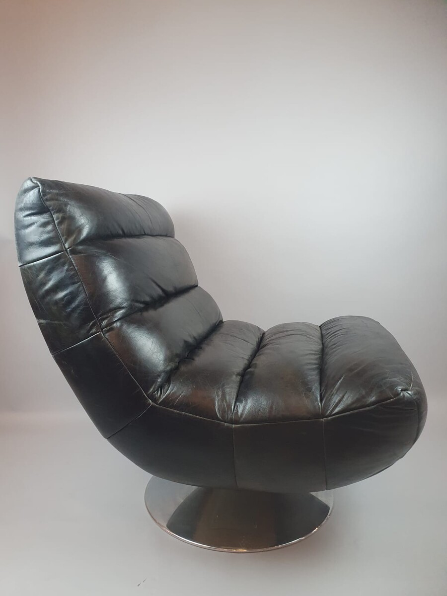 Designer armchair in leather and chrome metal, 20th century
