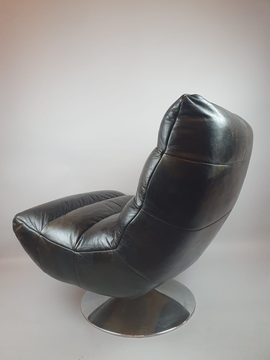 Designer armchair in leather and chrome metal, 20th century