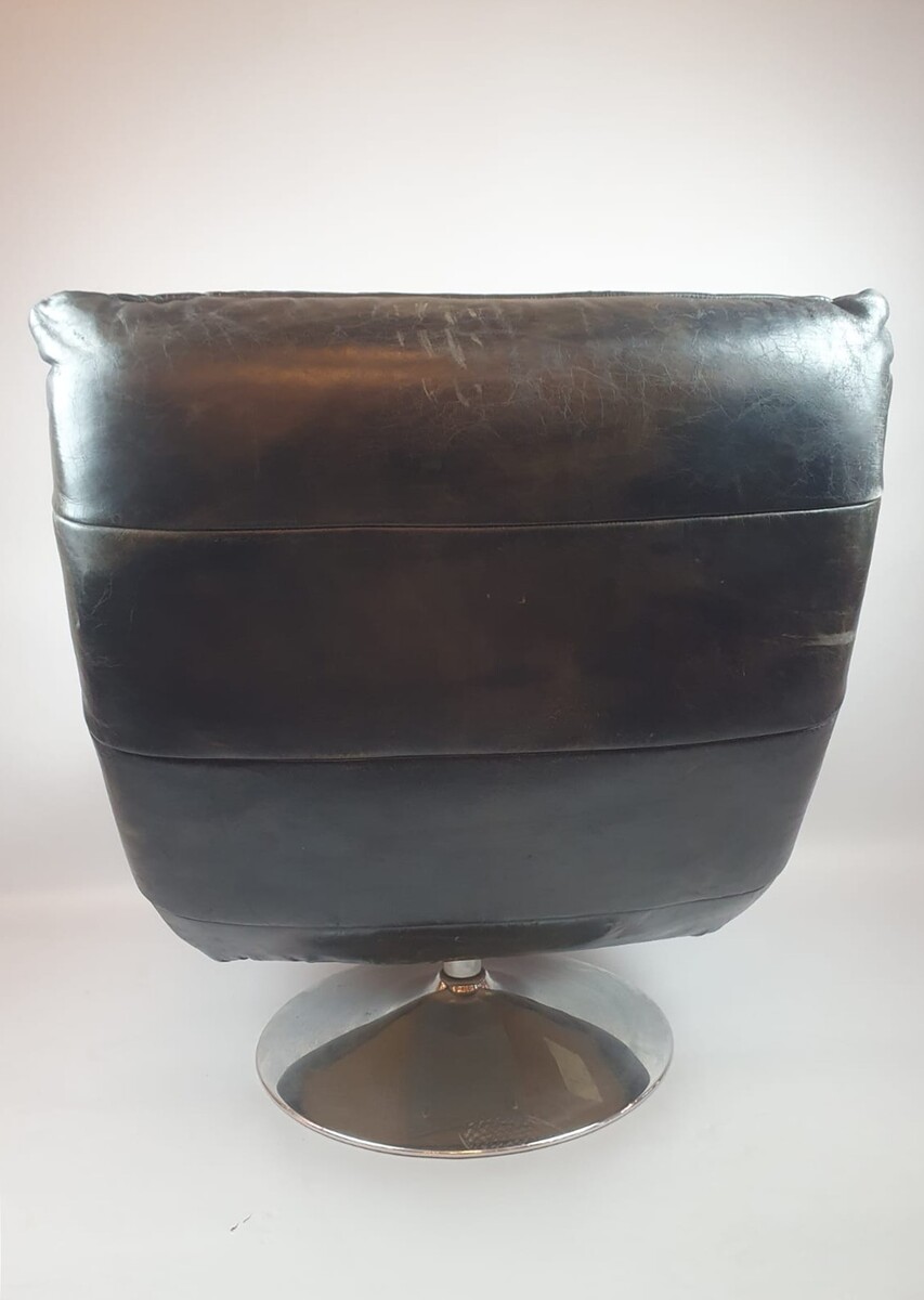 Designer armchair in leather and chrome metal, 20th century