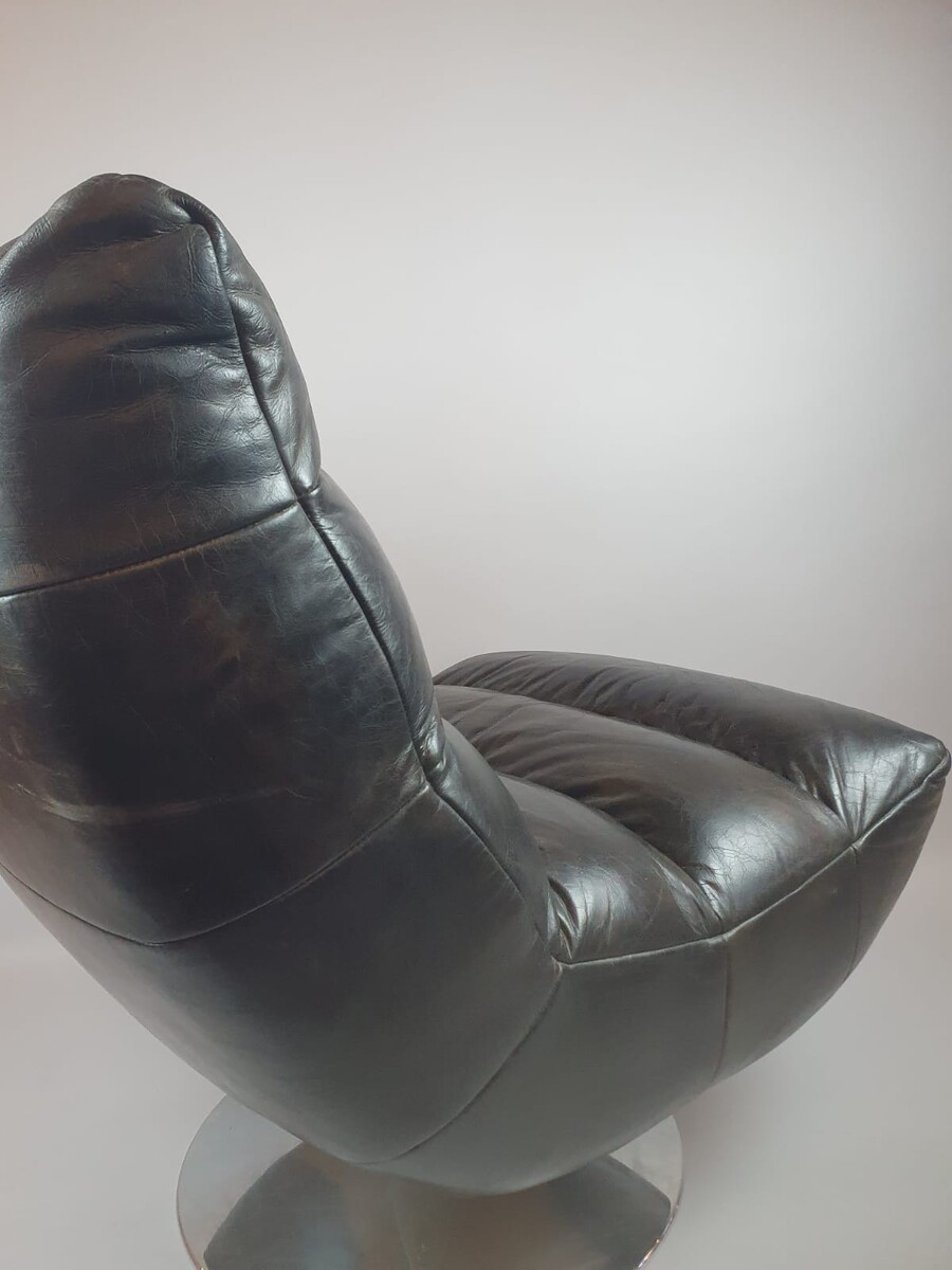 Designer armchair in leather and chrome metal, 20th century