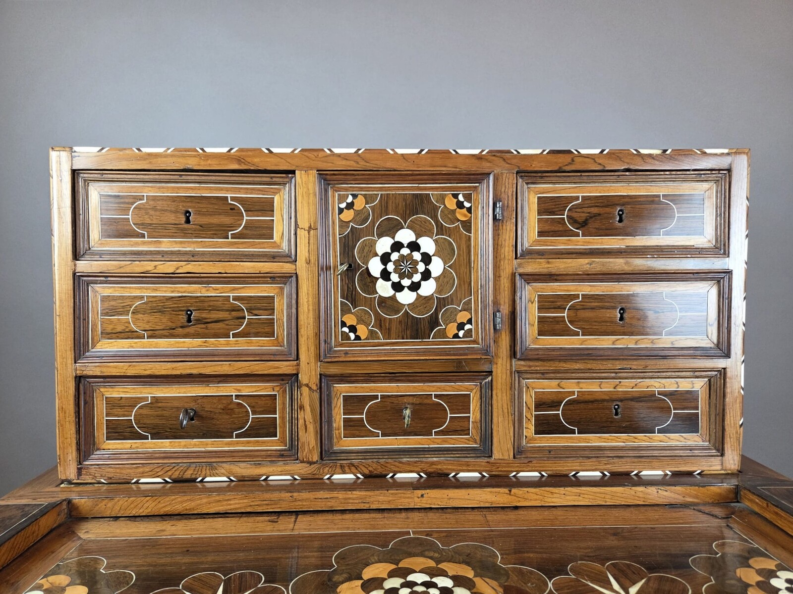Desk, cabinet, in rosewood, walnut and mahogany, bone ornamentation, Flanders late 18th