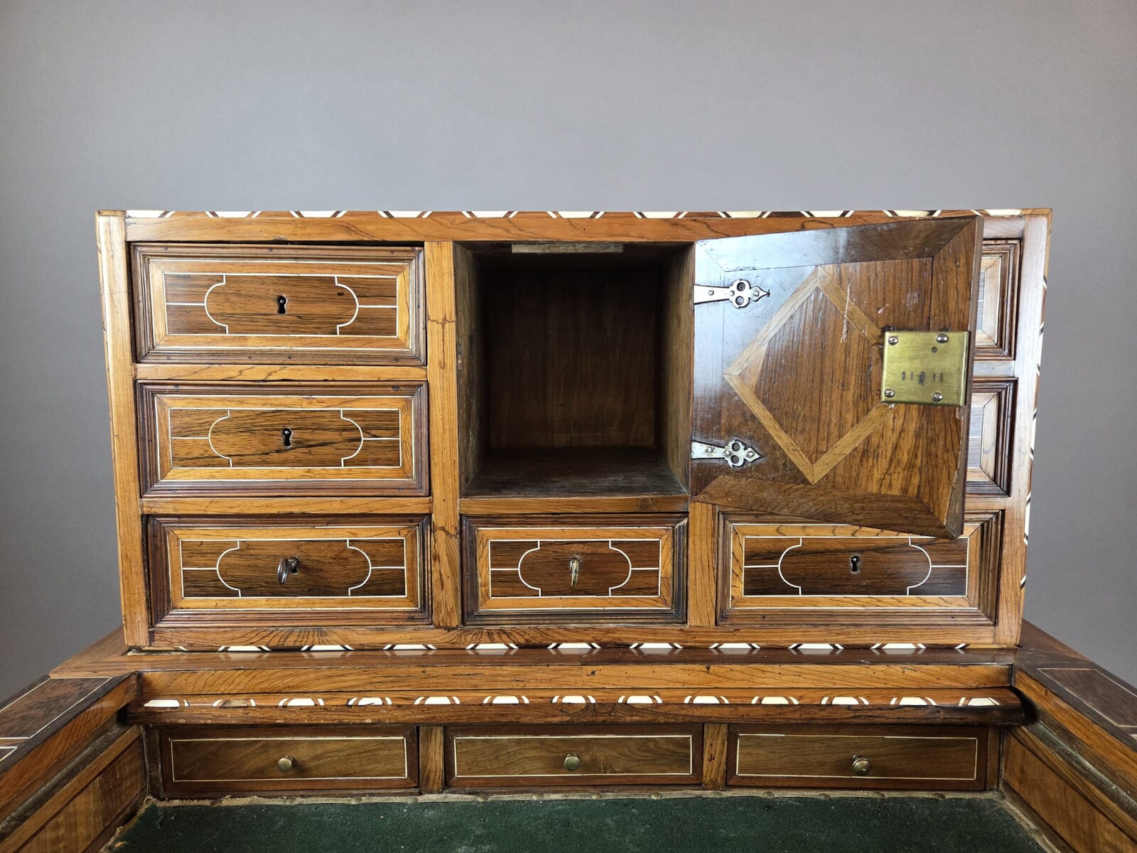 Desk, cabinet, in rosewood, walnut and mahogany, bone ornamentation, Flanders late 18th