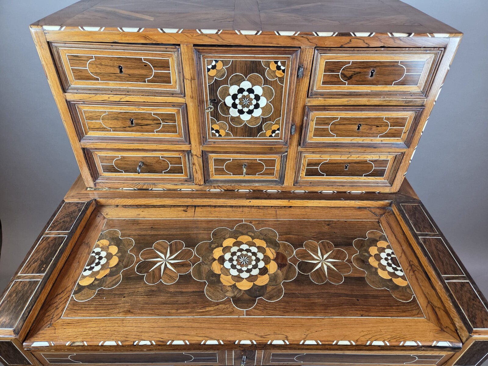 Desk, cabinet, in rosewood, walnut and mahogany, bone ornamentation, Flanders late 18th
