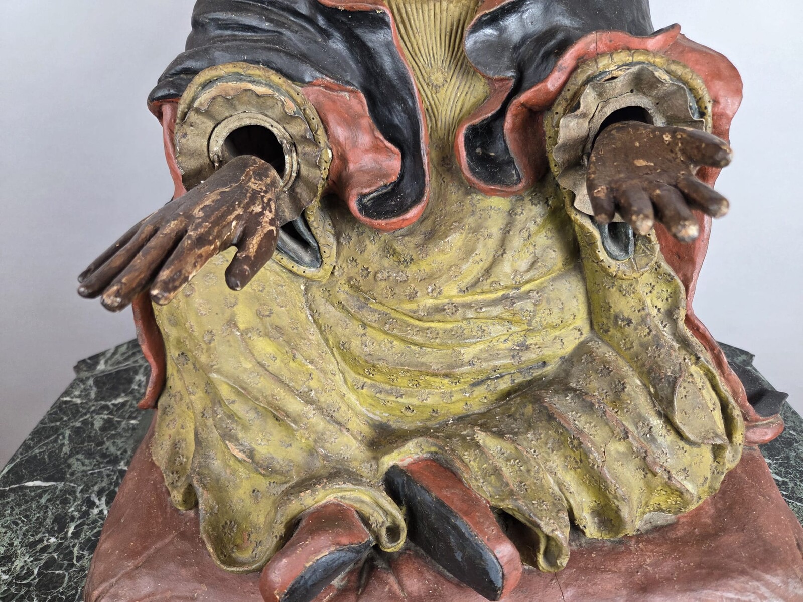 Dignitaire Chinois articulé en terre cuite polychrome, début 19th