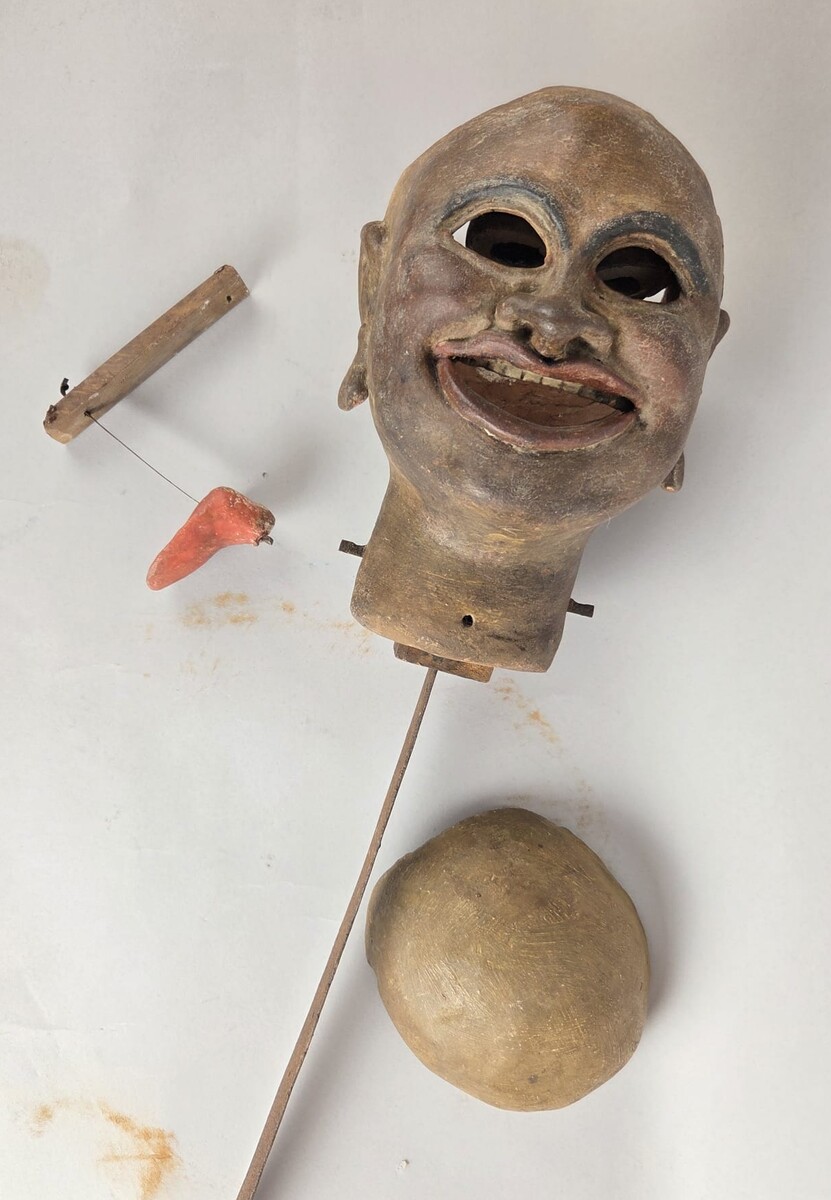 Dignitaire Chinois articulé en terre cuite polychrome, début 19th