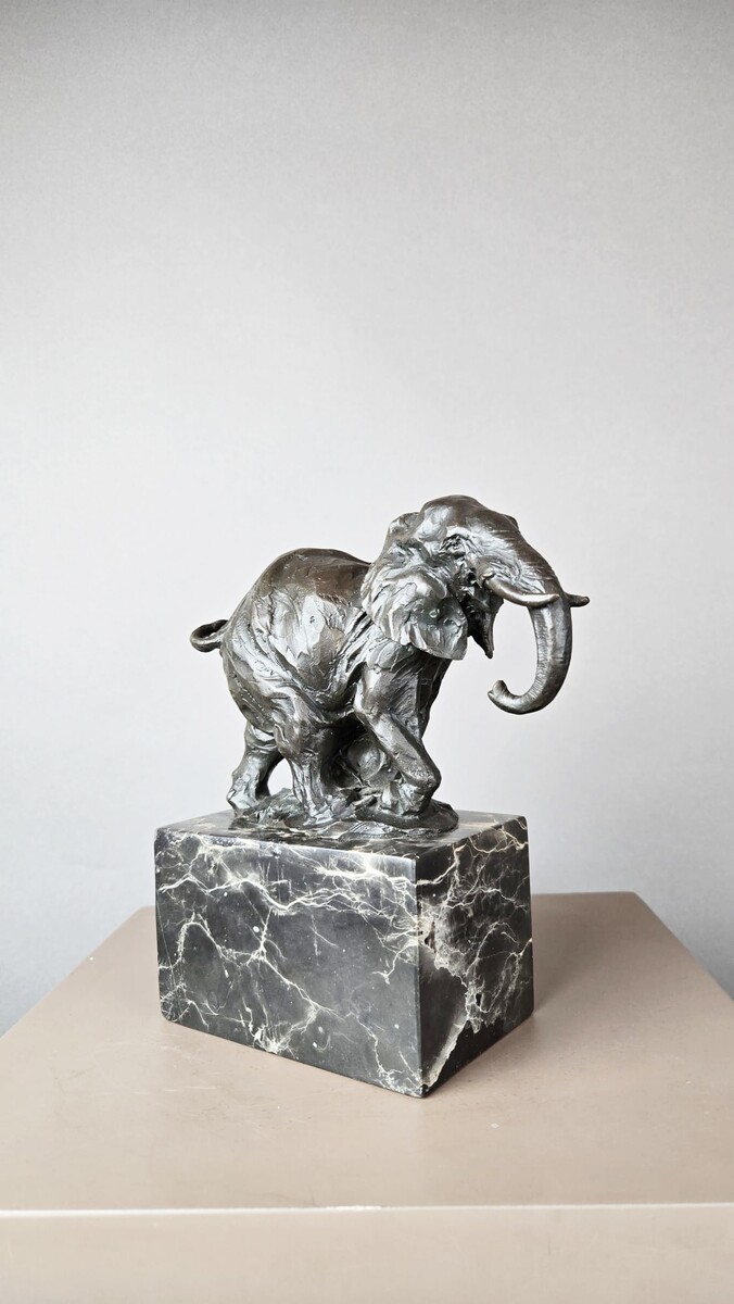 Éléphant en bronze sur socle en marbre, Milo