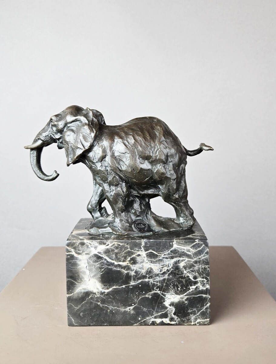 Éléphant en bronze sur socle en marbre, Milo