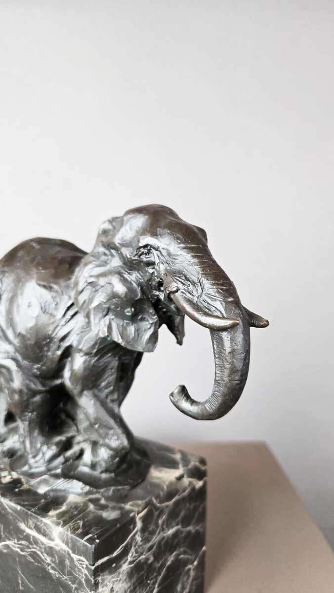 Éléphant en bronze sur socle en marbre, Milo