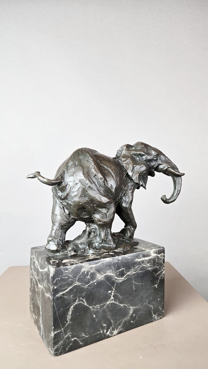 Éléphant en bronze sur socle en marbre, Milo
