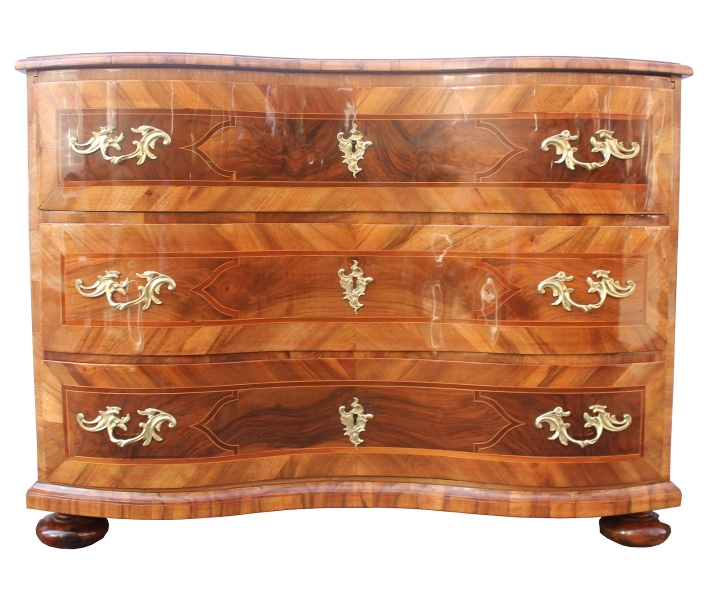 German walnut baroque chest of drawers, 18th C.