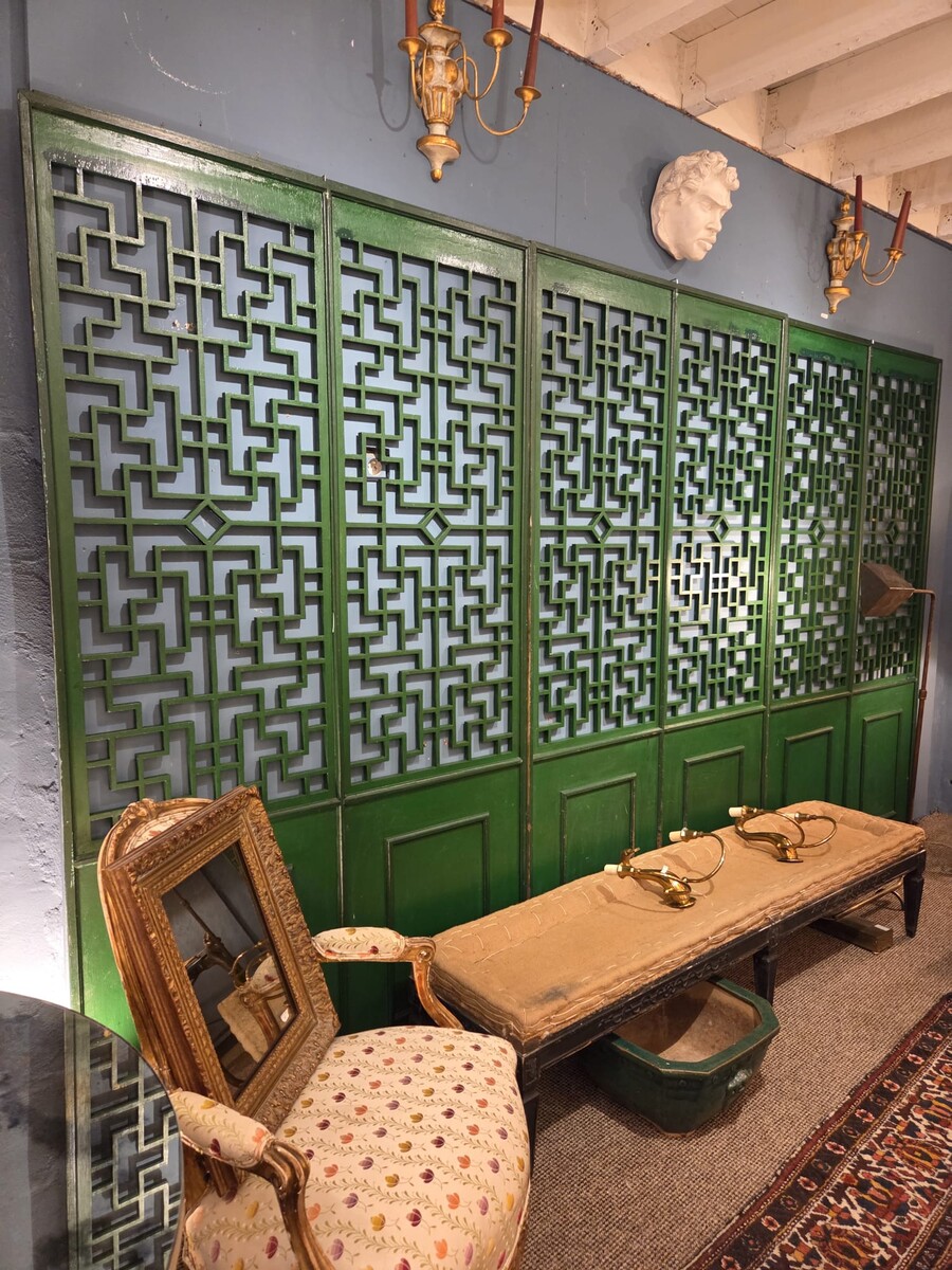 Green lacquered wood glazing bead in the Chinese style