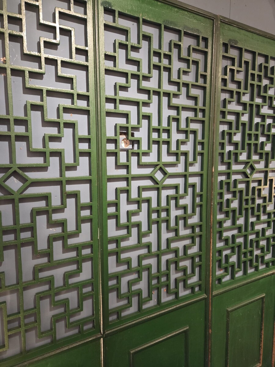 Green lacquered wood glazing bead in the Chinese style
