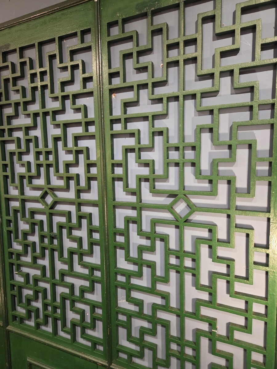 Green lacquered wood glazing bead in the Chinese style