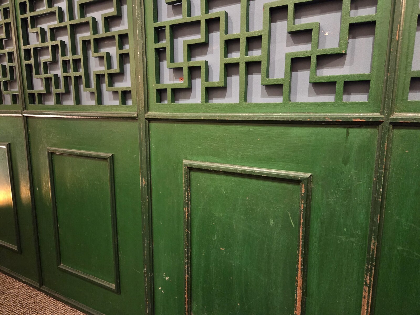 Green lacquered wood glazing bead in the Chinese style