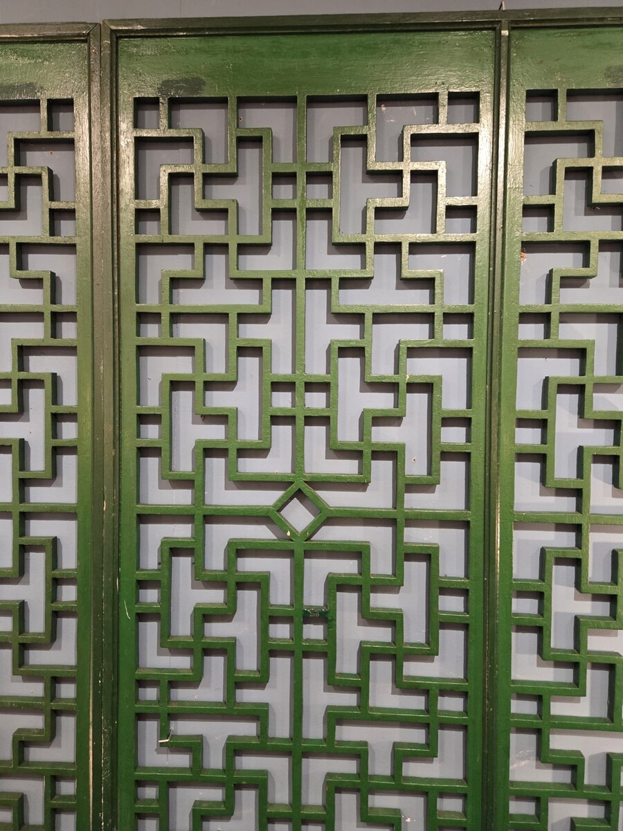 Green lacquered wood glazing bead in the Chinese style