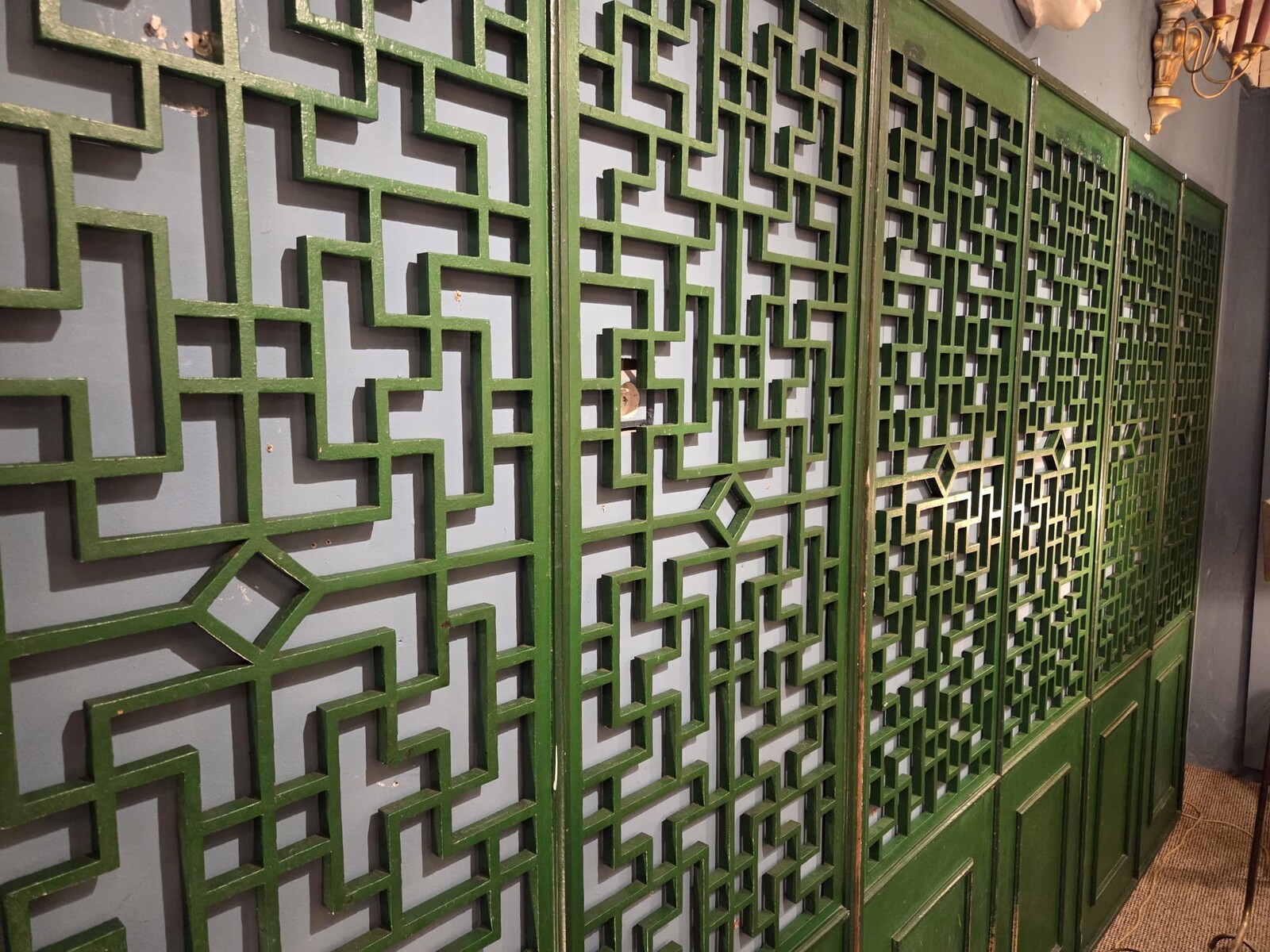 Green lacquered wood glazing bead in the Chinese style