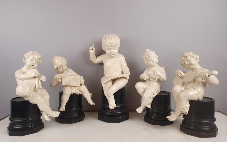 Group of 5 earthenware musician cherubs, late 19th, early 20th. Height of the largest: 35 cm.