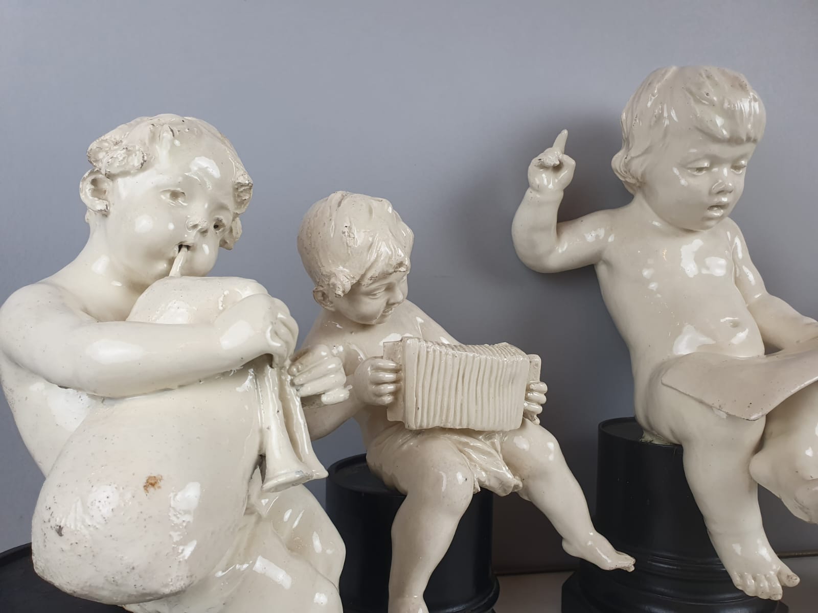 Group of 5 earthenware musician cherubs, late 19th, early 20th. Height of the largest: 35 cm.